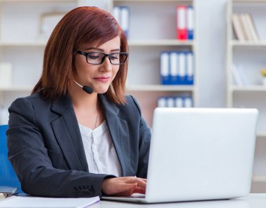 Müşterilerle çalışan çağrı merkezi operatörü