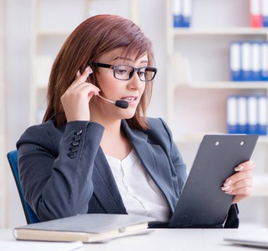 Müşterilerle çalışan çağrı merkezi operatörü