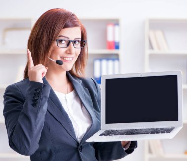 Müşterilerle çalışan çağrı merkezi operatörü