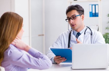 Hastanedeki doktor muayenesi için gelen hasta.