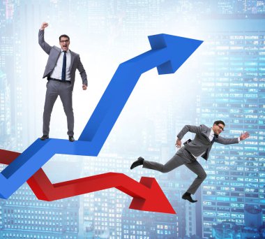 Büyüme ve gerileme grafikleriyle iş adamı