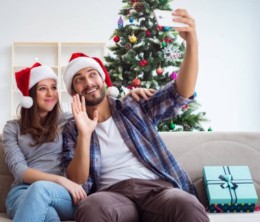 Genç çift Noel 'de selfie çekiyor.