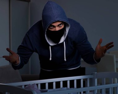 İnsan çocuk ticareti konseptinde bebek çalan suçlu.