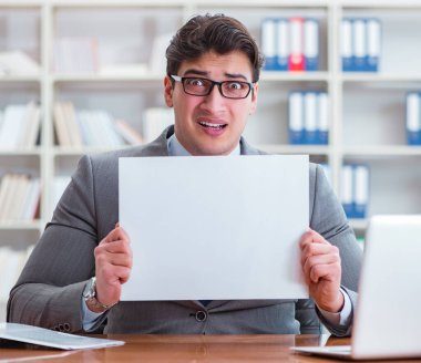 Ofisteki işadamı elinde boş bir mesaj panosu tutuyor.