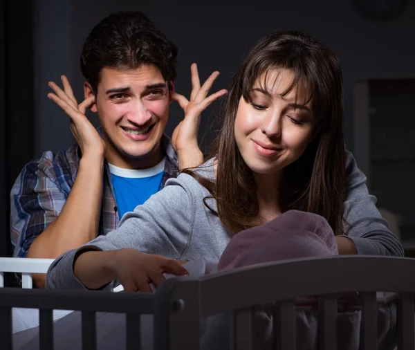 Padres jóvenes sin dormir con bebé recién nacido por la noche — Foto de Stock