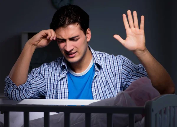 Padre joven bajo estrés debido a que el bebé llora por la noche — Foto de Stock