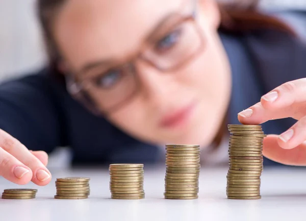 Femme d'affaires avec des pièces de monnaie dans le concept de forex — Photo