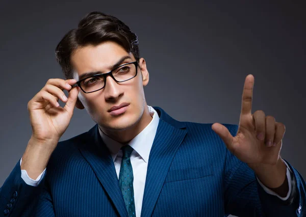 Empresario presionando botones virtuales sobre fondo gris — Foto de Stock