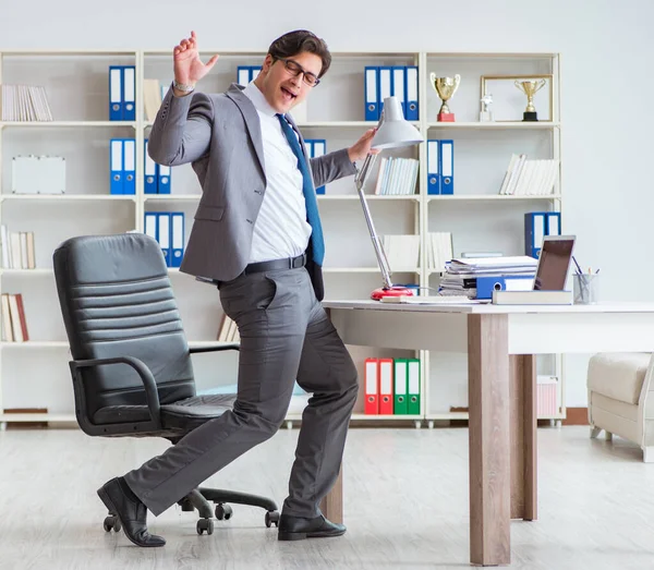 Επιχειρηματίας έχει τη διασκέδαση κάνοντας ένα διάλειμμα στο γραφείο στη δουλειά — Φωτογραφία Αρχείου