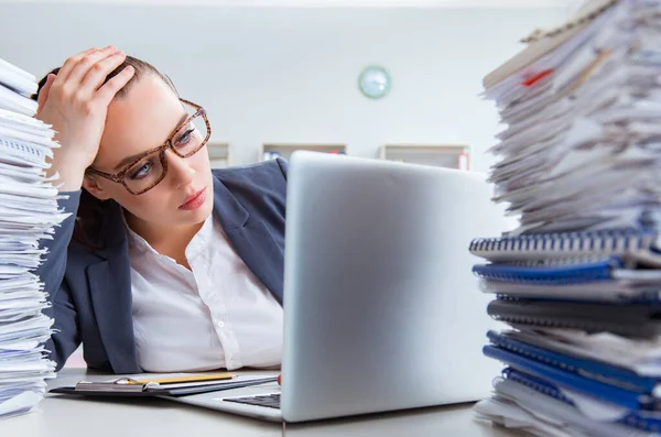 Empresária cansada com carga de trabalho de papelada — Fotografia de Stock