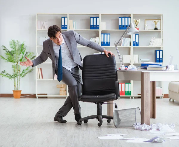 Uomo d'affari si diverte a prendersi una pausa in ufficio al lavoro — Foto Stock