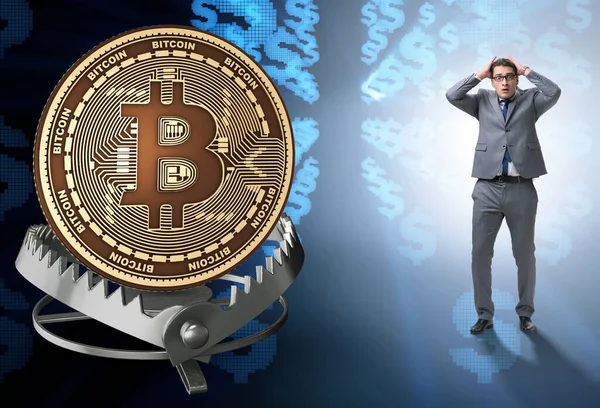 Бізнесмен потрапляє в пастку криптовалюти Bitcoin — стокове фото