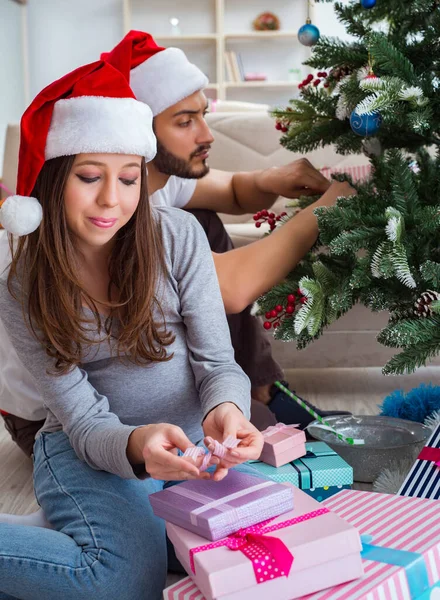 Mladá rodina očekává dítě oslavující Vánoce — Stock fotografie
