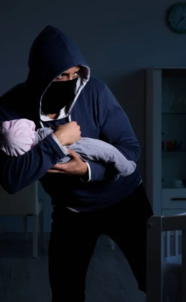 Преступник крадет ребенка в концепции торговли человеческими детьми — стоковое фото