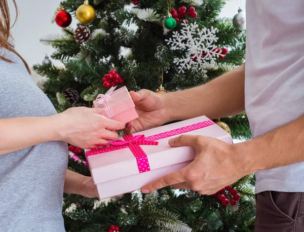 Młoda rodzina spodziewa się dziecka świętującego Boże Narodzenie — Zdjęcie stockowe