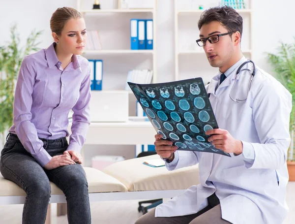 Läkaren undersöker röntgenbilder av patienten — Stockfoto