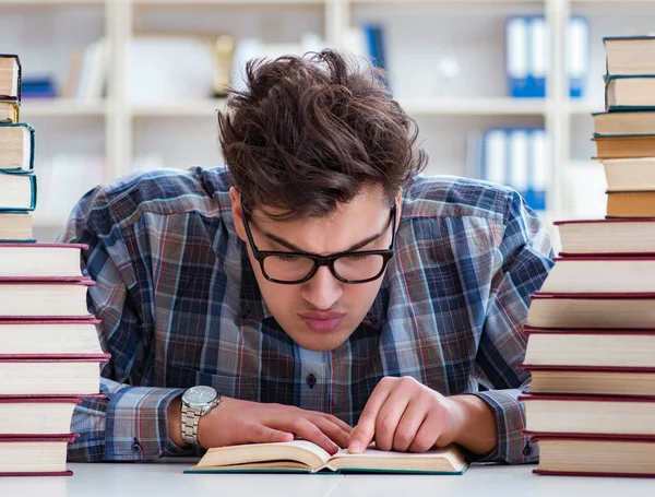 Nerd estudante engraçado se preparando para exames universitários — Fotografia de Stock