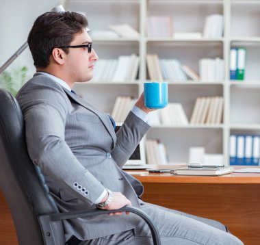 Ofiste çalışan genç bir işadamı.