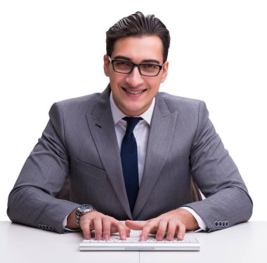 Genç işadamı beyaz sırtında izole edilmiş bir klavyede daktilo kullanıyor.