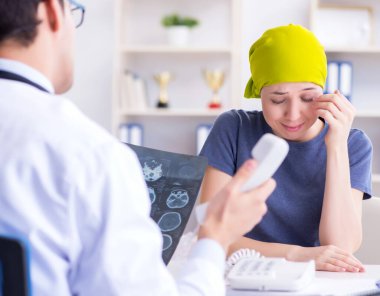 Clini 'de tıbbi konsültasyon için doktoru ziyaret eden kanser hastası.