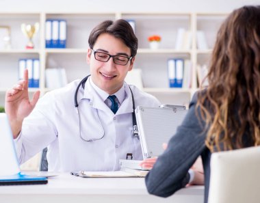 Sağlık sigortası dolandırıcılığı konseptinde genç doktor