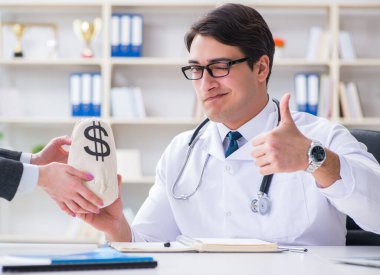 Sağlık sigortası dolandırıcılığı konseptinde genç doktor
