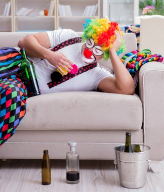 Sarhoş palyaço evde parti veriyor.