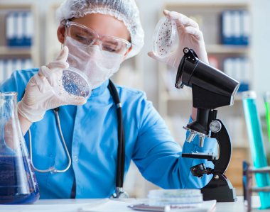 Laboratuvarda deneyler yapan kadın bilim adamı.