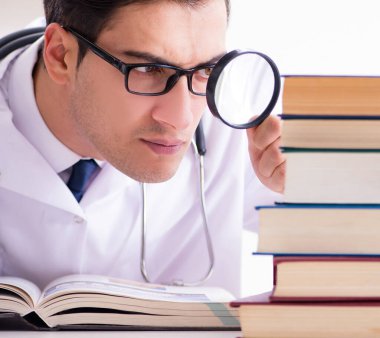 Tıp öğrencisi üniversite sınavlarına hazırlanıyor.