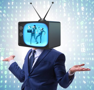 Televizyon bağımlısı bir adam.