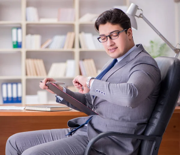 Jeune homme d'affaires travaillant dans le bureau — Photo