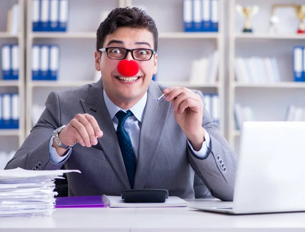 Clown homme d'affaires brûlant des papiers dans le bureau — Photo