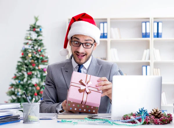 Jovem empresário comemorando o Natal no escritório — Fotografia de Stock