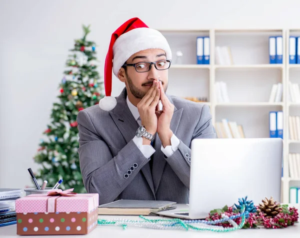 Jovem empresário comemorando o Natal no escritório — Fotografia de Stock