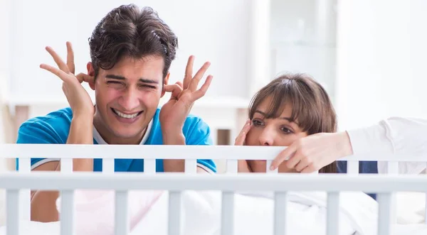 Jong gezin gefrustreerd op baby huilen — Stockfoto