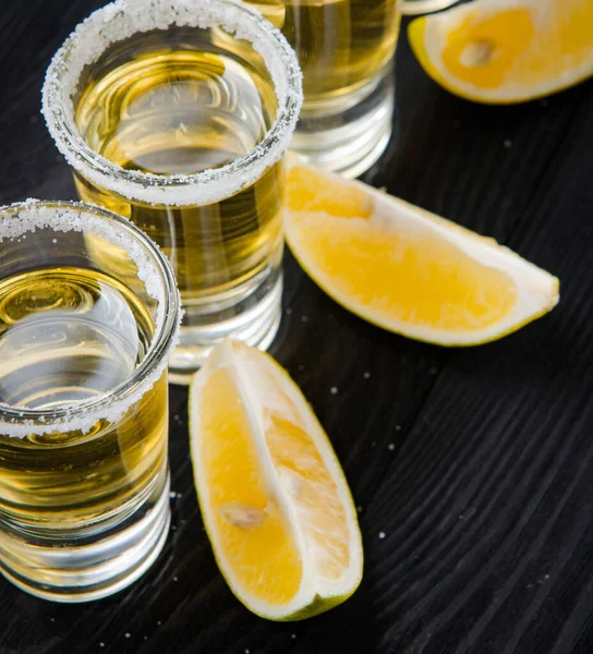 Tequila drank geserveerd in glazen met limoen en zout — Stockfoto