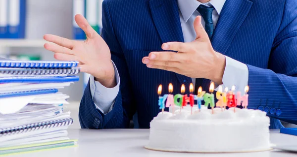 Jovem empresário comemorando aniversário sozinho no escritório — Fotografia de Stock