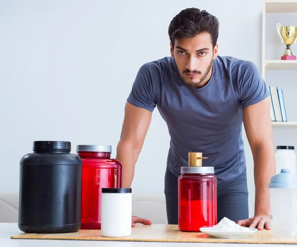 Atleta degustación de nuevos suplementos proteicos para mejores músculos —  Fotos de Stock