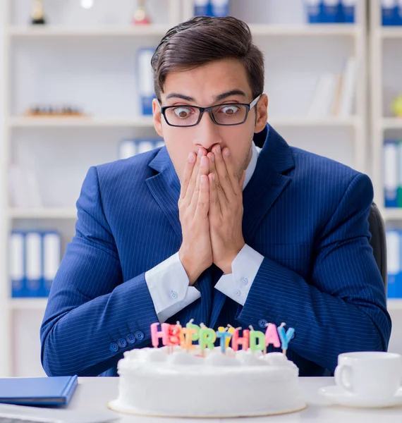 Молодий бізнесмен святкує день народження наодинці в офісі — стокове фото