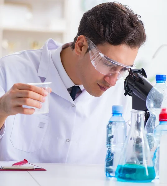 Laborassistent prüft Wasserqualität — Stockfoto