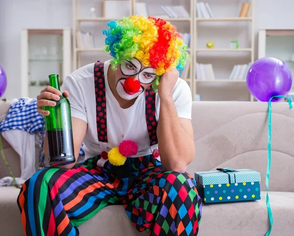 Clown ivre célébrant avoir une fête à la maison — Photo