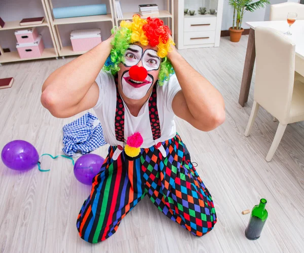 Drunk clown celebrating having a party at home — Stock Photo, Image