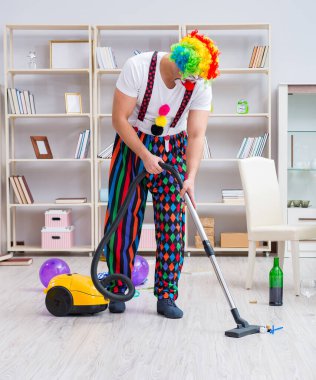 Komik palyaço evde temizlik yapıyor.