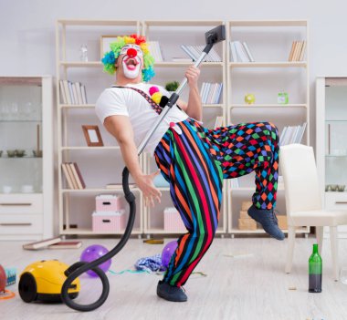 Komik palyaço evde temizlik yapıyor.