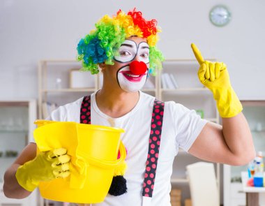 Komik palyaço evde temizlik yapıyor.
