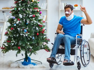 Sakatlanan adam Noel 'i evde kutluyor