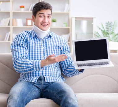 Evden çalışan boyunluk takan serbest çalışan bir adam.