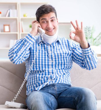 Boynunda boyun desteği olan boyun travması olan bir adam.