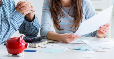 Aile mali belgelerine bakan genç bir çift.