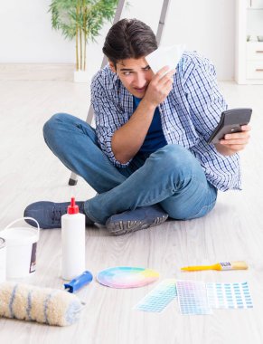 Genç adam bütçesini yenileme projesine harcıyor.